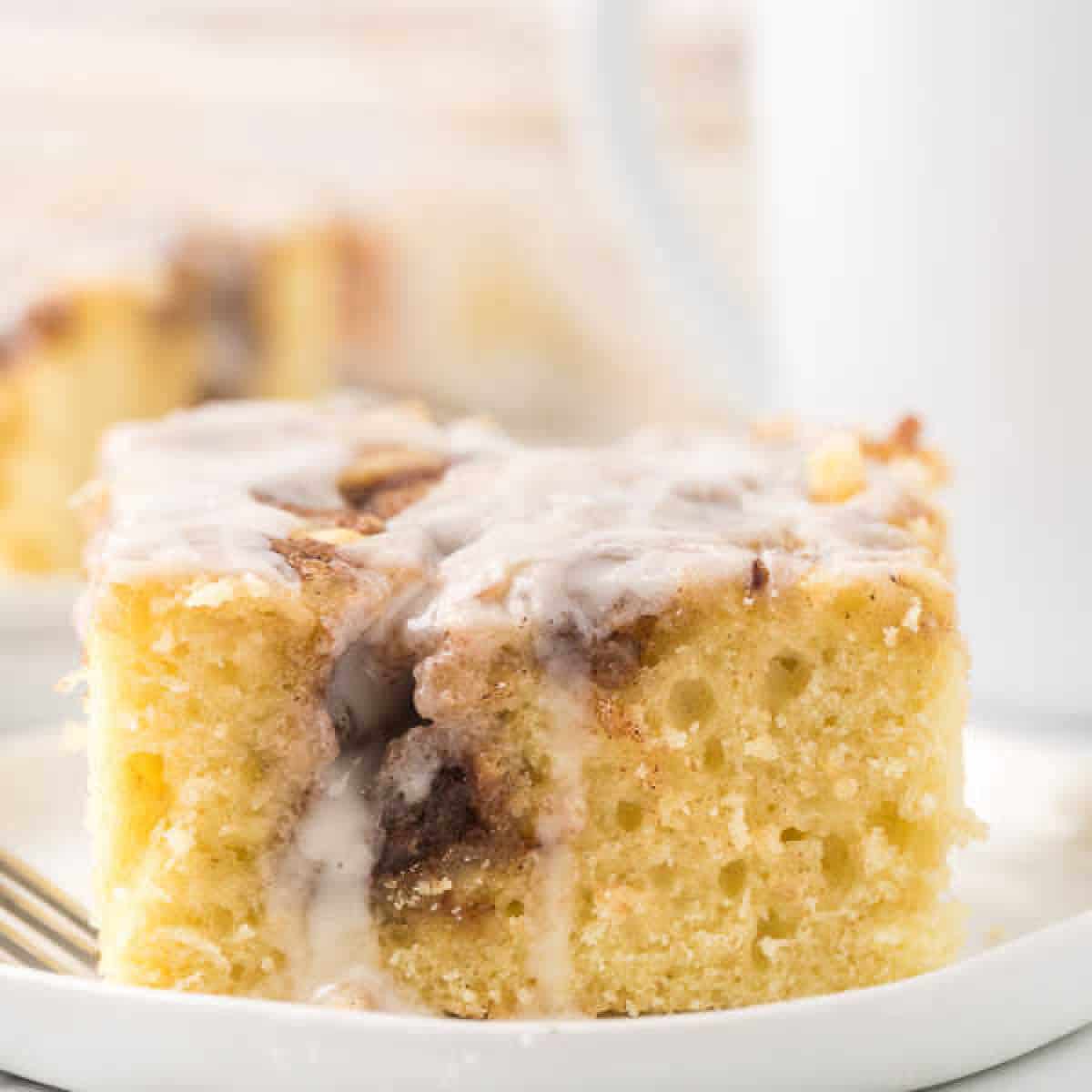 Cinnamon Roll Cake (&VIDEO) – Eating on a Dime
